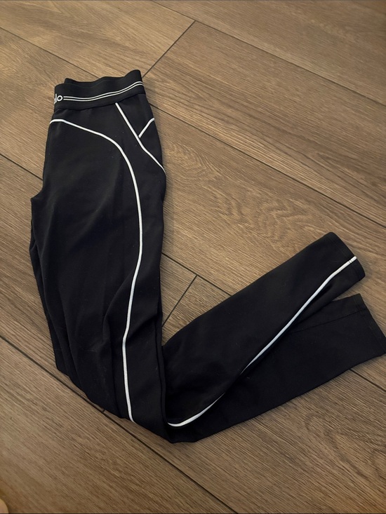 ALO Yoga Pants - ALO Yoga Black Leggings with White Piping Detail